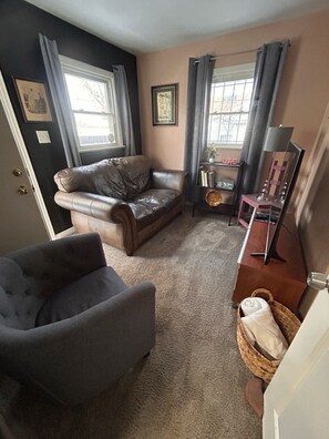 Smart TV, books, computer monitors, printers - 1BR, 1BA Centrally located, private, safe, quiet! Close to everything! (Denver)