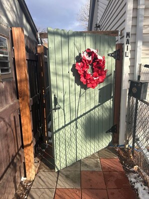 Exterior detail - 1BR, 1BA Centrally located, private, safe, quiet! Close to everything! (Denver)