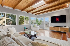 Smart TV, ping pong - Bali-Style Backyard Retreat w/sauna & Cabana Bar & Sunroom (San Diego)