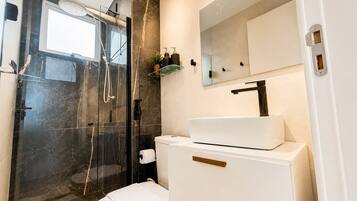 Deluxe Apartment | Bathroom