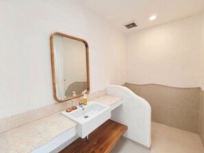 Deluxe Villa, 2 Yatak Odası, Veranda, Havuz Manzaralı | Banyo | Duş, ücretsiz banyo/kozmetik ürünleri, bide, havlu 