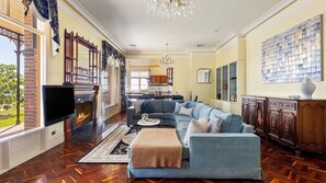 Smart TV, fireplace - Pelican Clifftop Estate | Magistic views with pool (Mount Eliza)