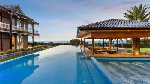 Pelican Clifftop Estate | Magistic views with pool