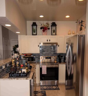 Fridge, microwave, oven, stovetop - Spacious 4-bedroom townhome in tranquil Lakewood with AC (Lakewood)