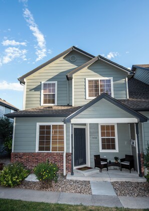 Exterior - Spacious 4-bedroom townhome in tranquil Lakewood with AC (Lakewood)