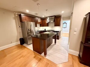 Private kitchen - Modern spacious 2-bedroom apartment mins from NYC with AC (West New York)