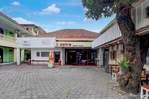 Vista frontal de la propiedad