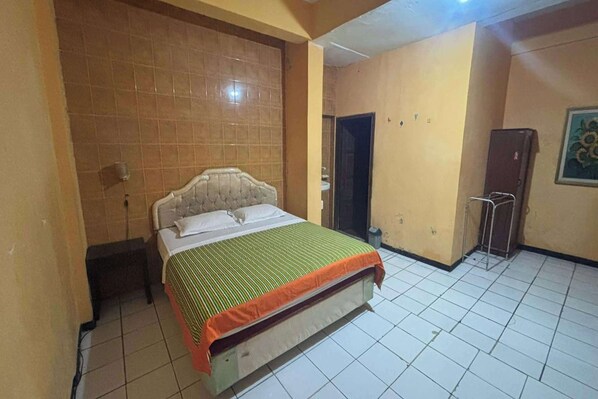 Deluxe Double Room | Free WiFi, bed sheets - OYO 95140 Metro Guest House (Yogyakarta)