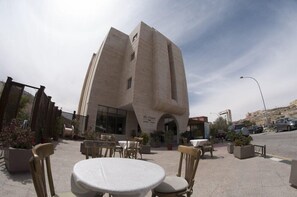 Outdoor dining - La Maison Hotel (Wadi Musa)