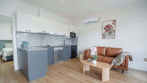 Un apartamento moderno con cocina, comedor y sala de estar.