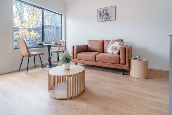 TV - Ropa Standard Queen Suite - Luxe Stay in Dubbo (Dubbo)