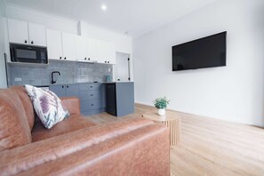 TV - Ropa Standard Queen Suite - Luxe Stay in Dubbo (Dubbo)