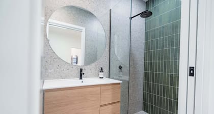Ropa Standard Queen Suite - Luxe Stay in Dubbo
