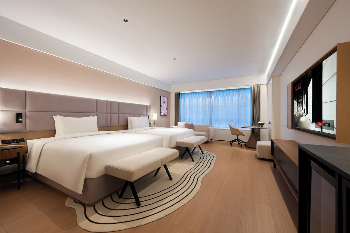 Camera familiare con 2 letti singoli, vista città | Una scrivania, postazione laptop, insonorizzazione, ferro/asse da stiro