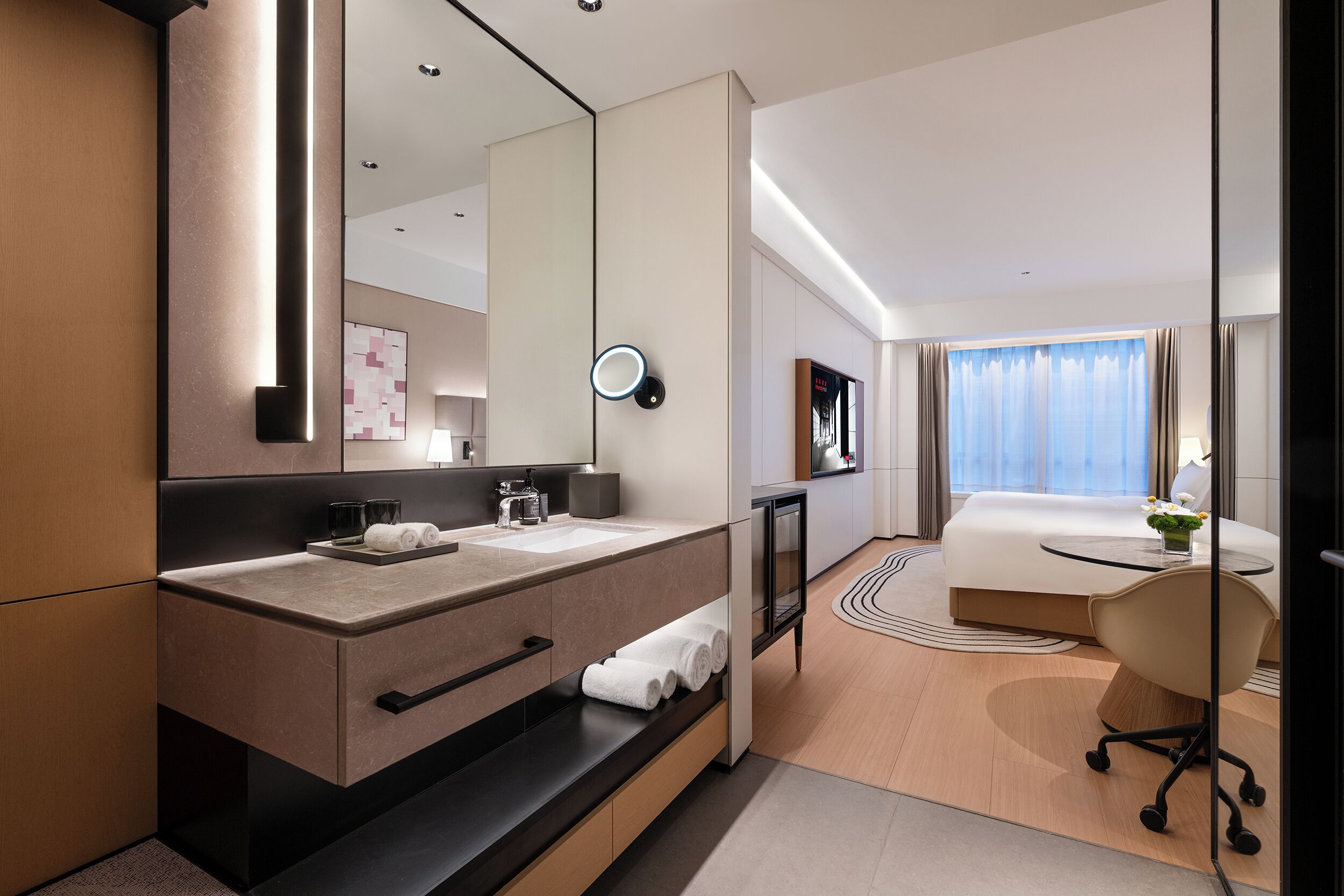 Quarto duplo superior, vista para a cidade | Escrivaninha, espaço de trabalho para notebook, quartos à prova de som