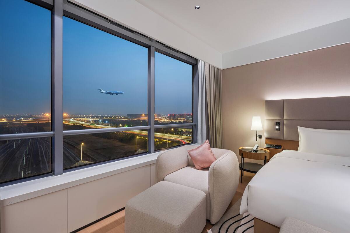 Suite Executive, vista città | Una scrivania, postazione laptop, insonorizzazione, ferro/asse da stiro