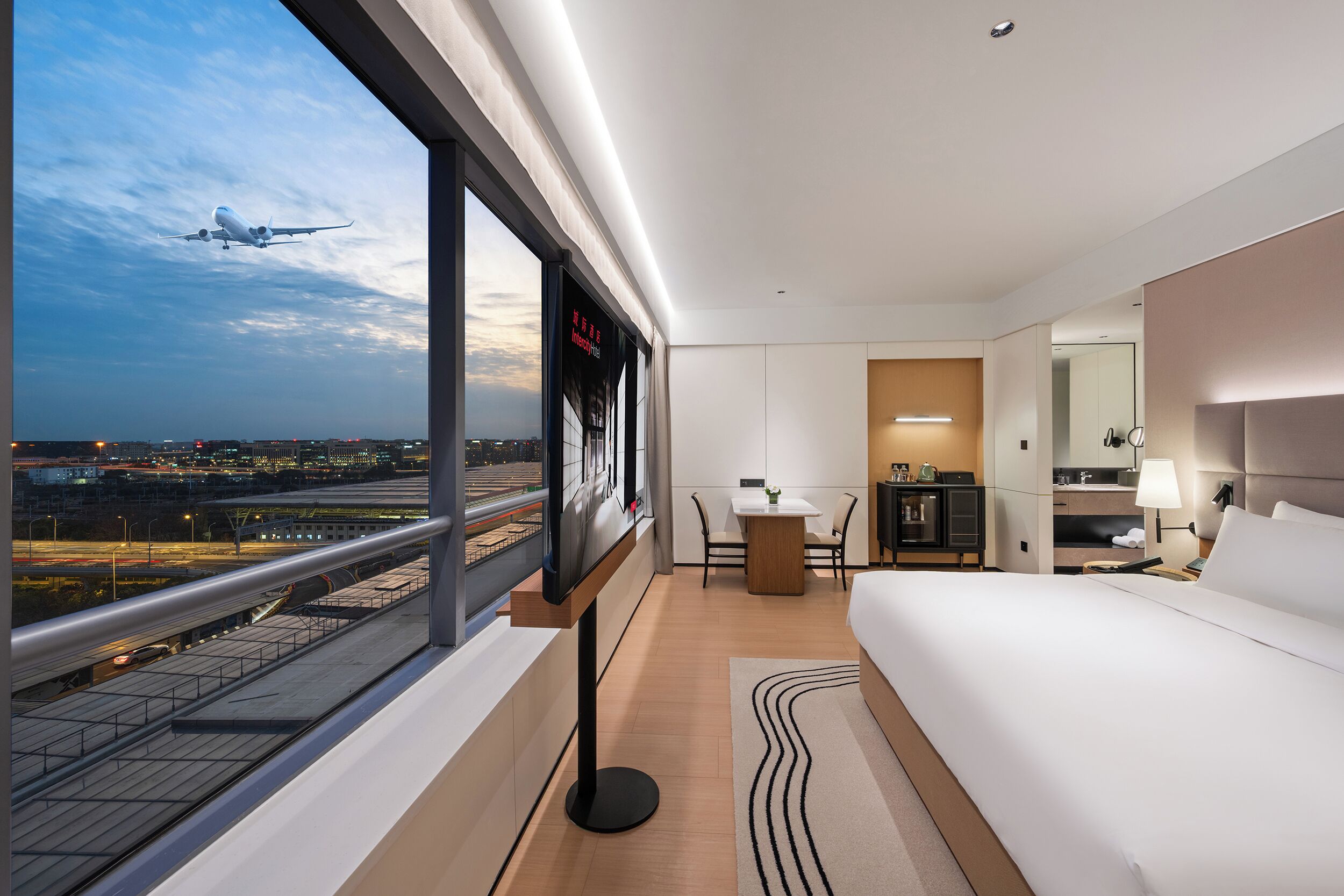 Quarto casal executivo, vista para a cidade | Escrivaninha, espaço de trabalho para notebook, quartos à prova de som