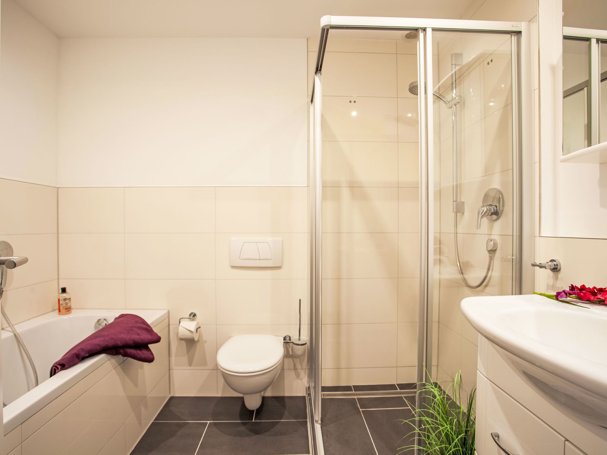 Ein Badezimmer mit Badewanne, Toilette, Dusche und Waschbecken.