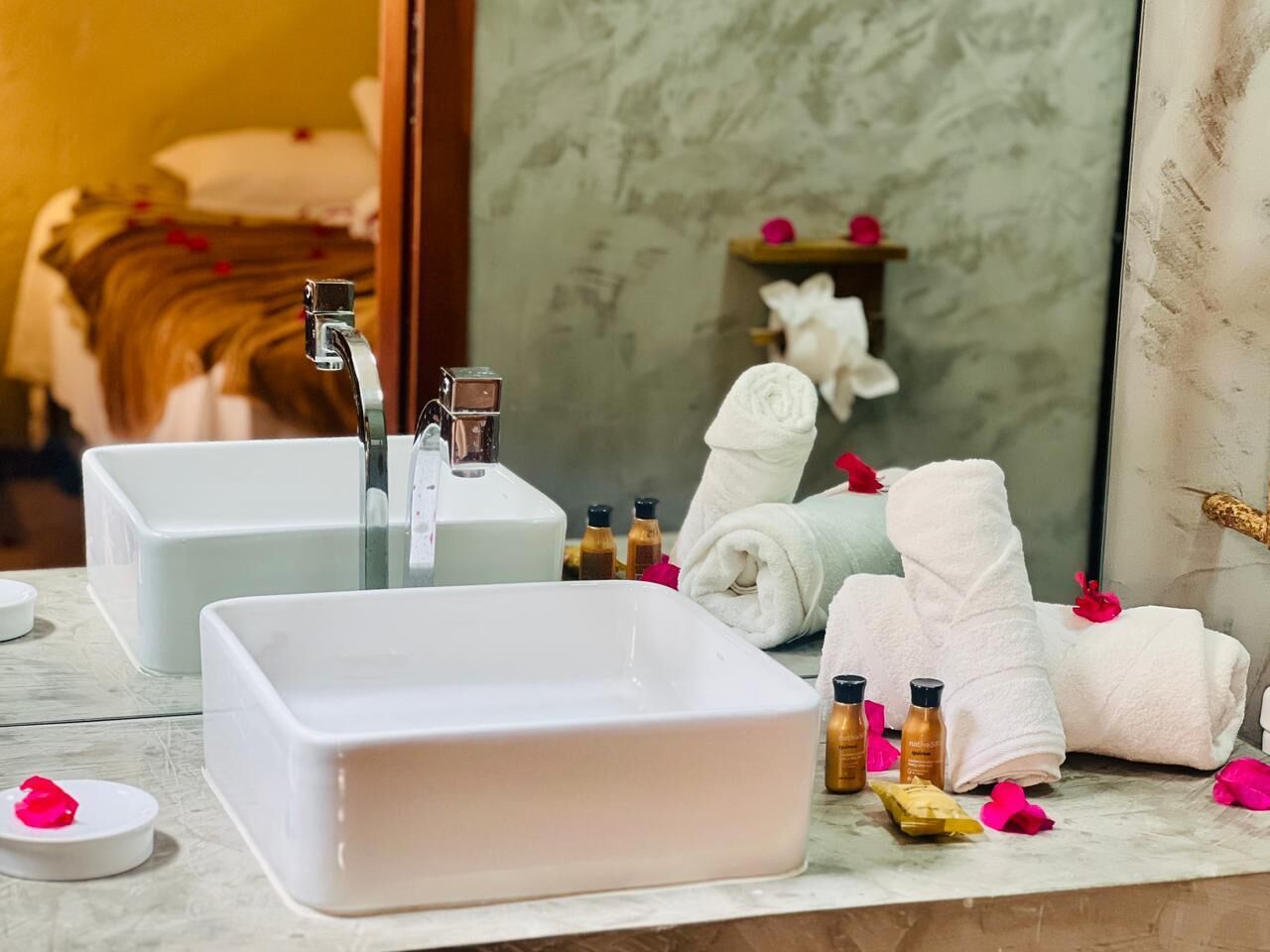 Comfort tweepersoonskamer | Badkamer | Een douche, een haardroger, handdoeken, zeep