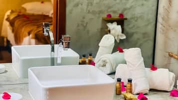 Comfort tweepersoonskamer | Badkamer | Een douche, een haardroger, handdoeken, zeep