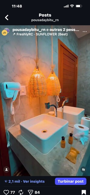 Comfort-Doppelzimmer | Badezimmer | Dusche, kostenlose Toilettenartikel, Haartrockner, Handtücher