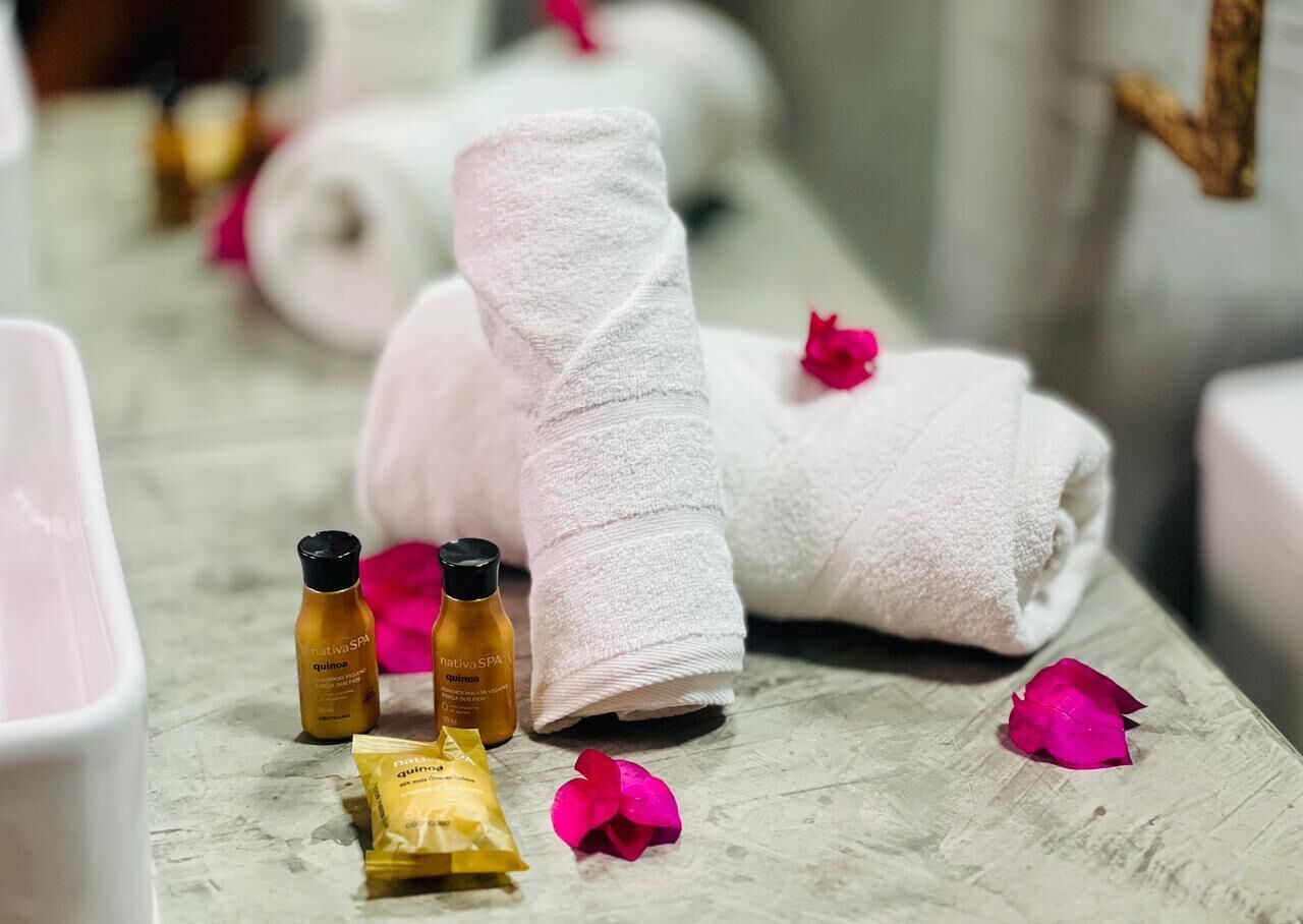 Comfort-Doppelzimmer | Badezimmerausstattung | Dusche, Haartrockner, Handtücher, Seife