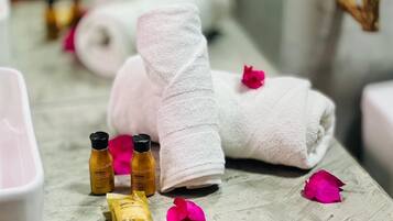 Comfort-Doppelzimmer | Badezimmerausstattung | Dusche, Haartrockner, Handtücher, Seife