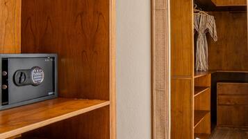 Deluxe Villa, Garden View | Interior