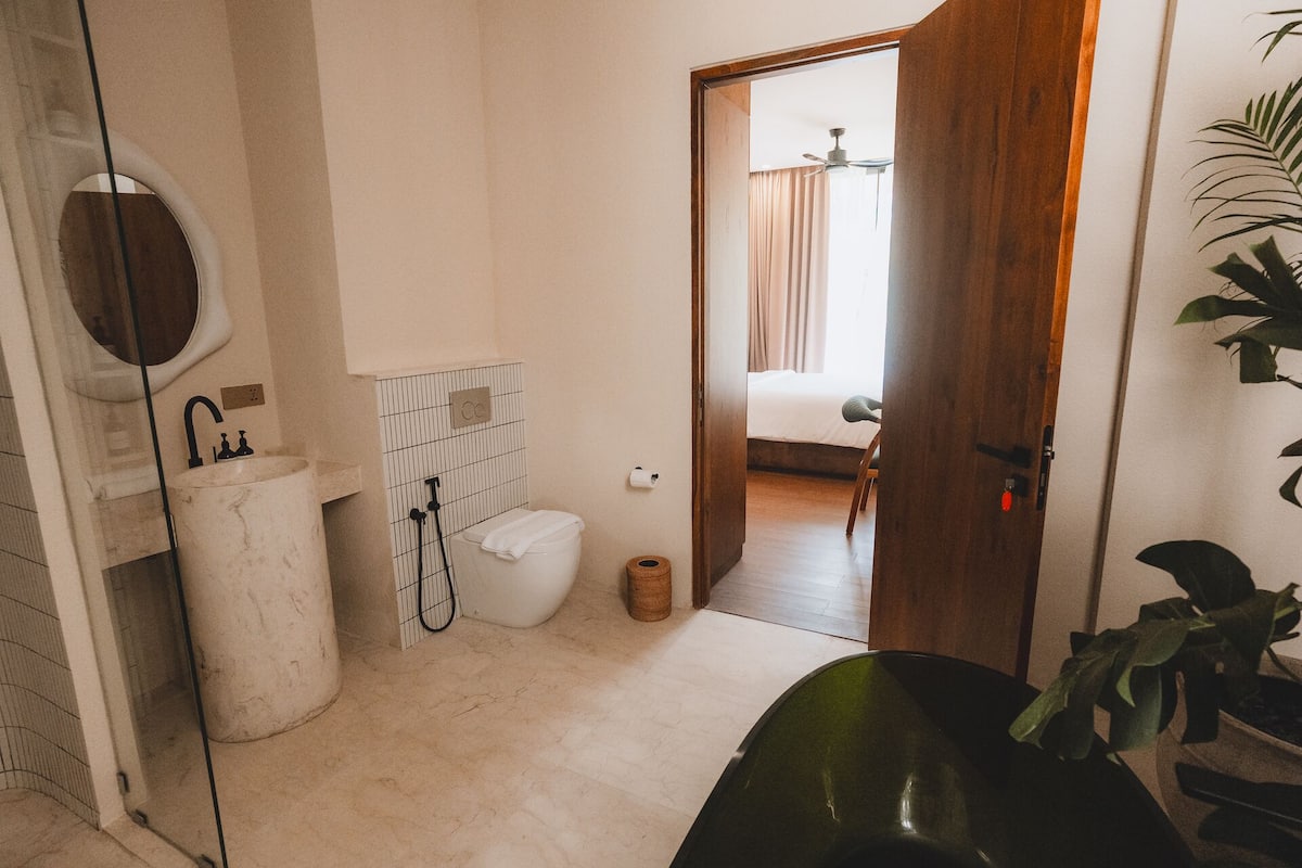 Bañera y ducha independientes, secador de pelo, toallas, jabón