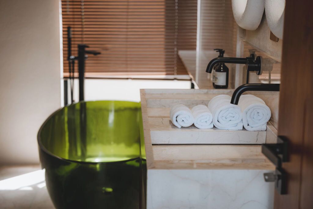 Separat badekar og dusj, hårføner, håndklær og såpe