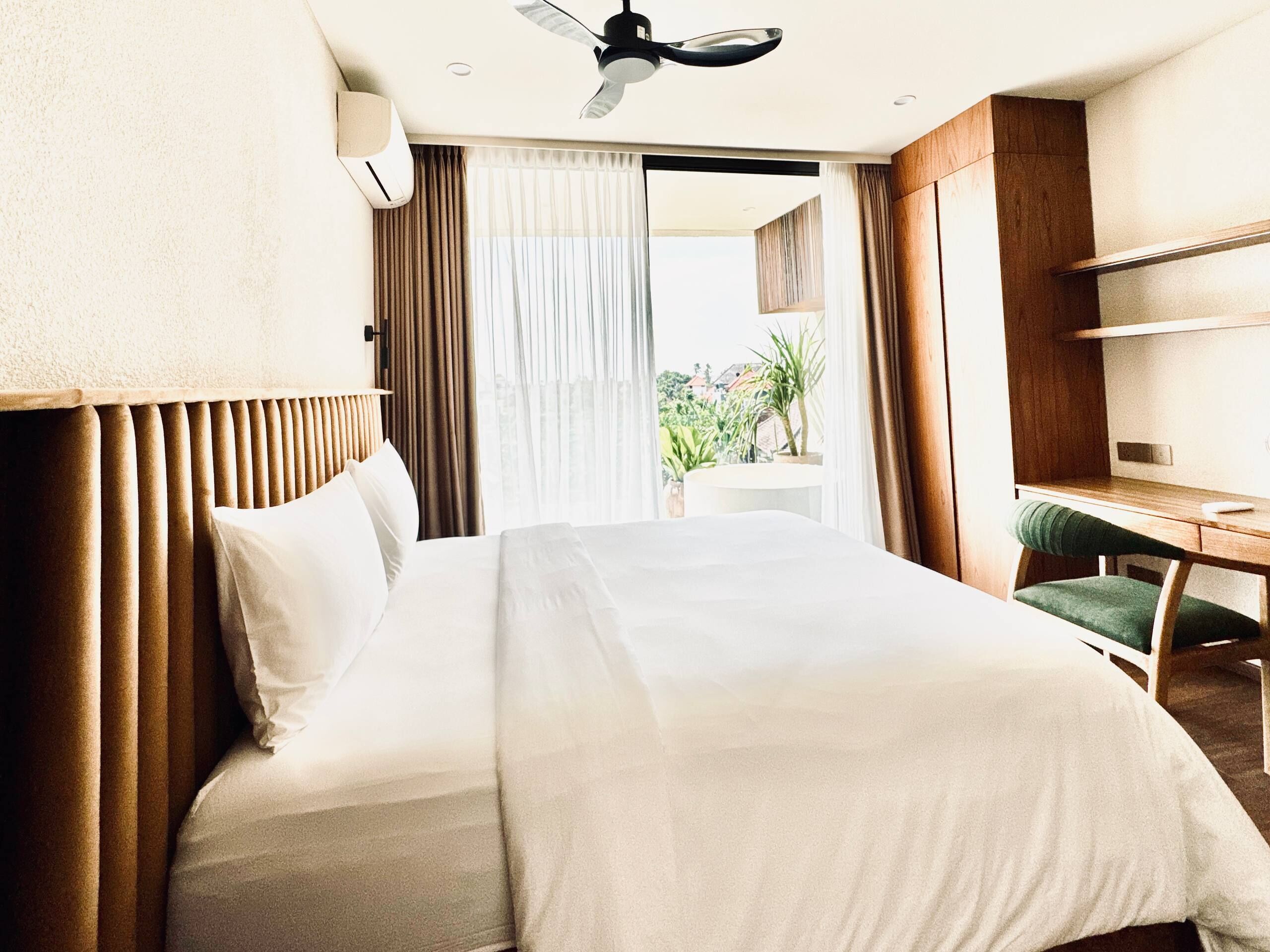 Caja de seguridad en la habitación y escritorio 