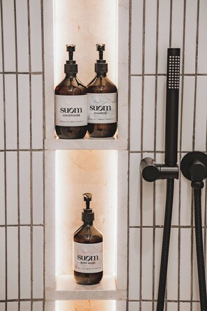 Separate bathtub and shower, hair dryer, towels, soap - SUOM Aparthotel & villas (Canggu)