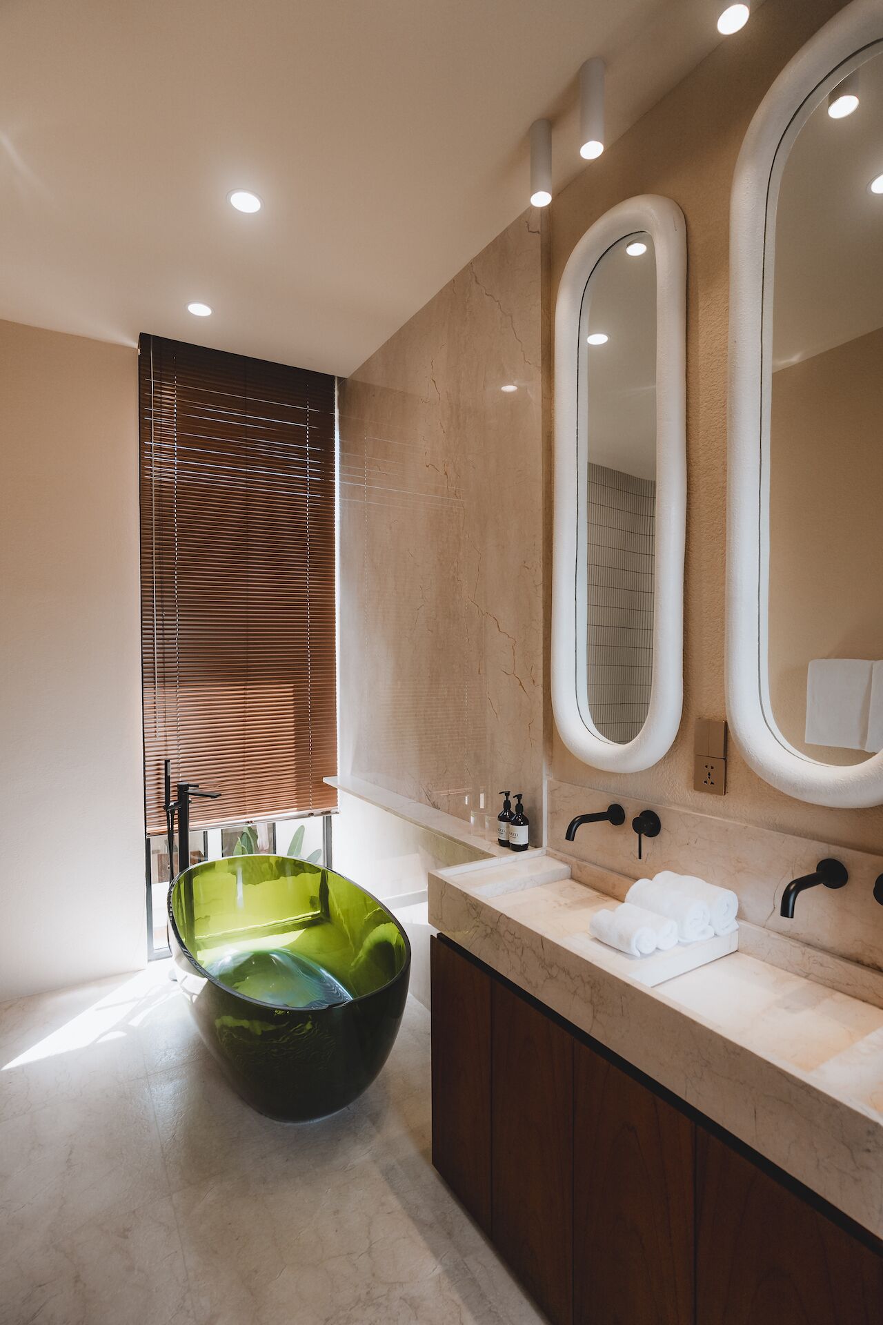 Bañera y ducha independientes, secador de pelo, toallas, jabón