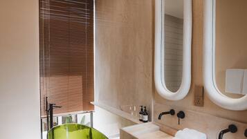 Bañera y ducha independientes, secador de pelo, toallas, jabón