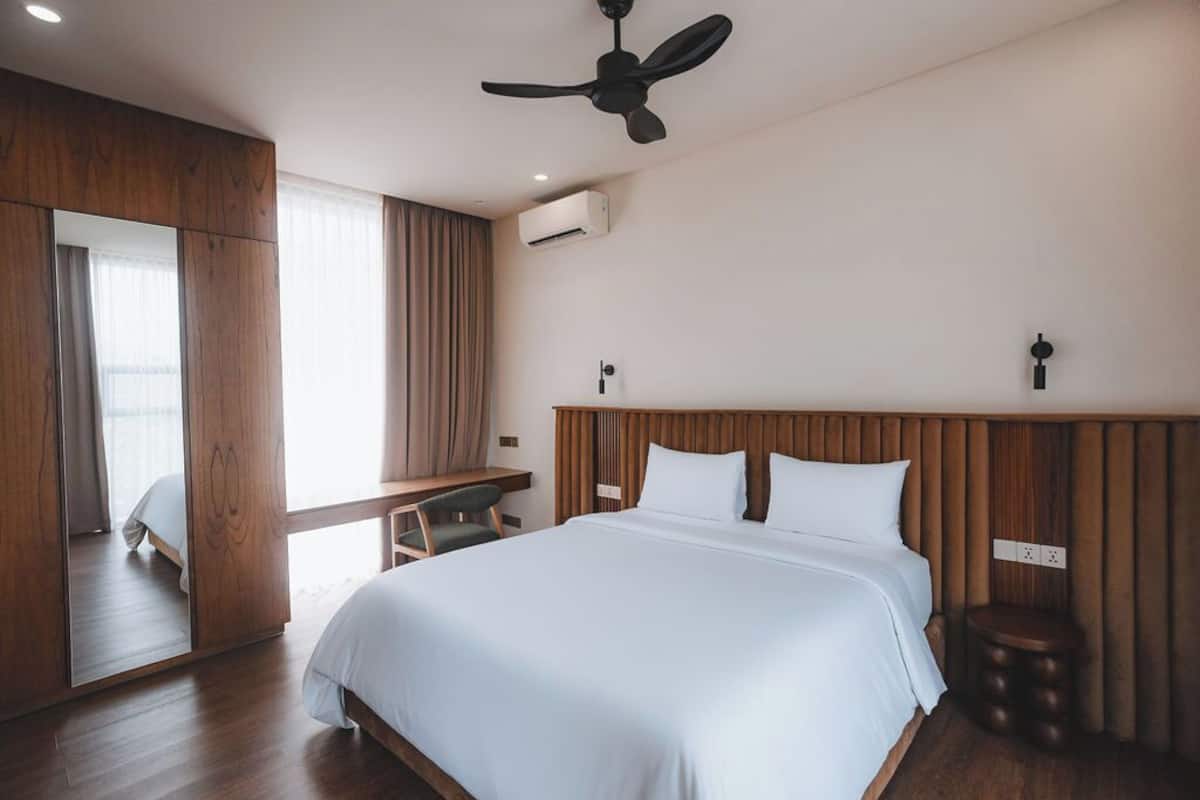 Egyptian cotton sheets, premium bedding, pillow-top beds, minibar