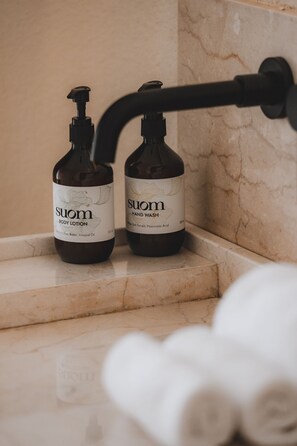 Bañera y ducha independientes, secador de pelo, toallas, jabón