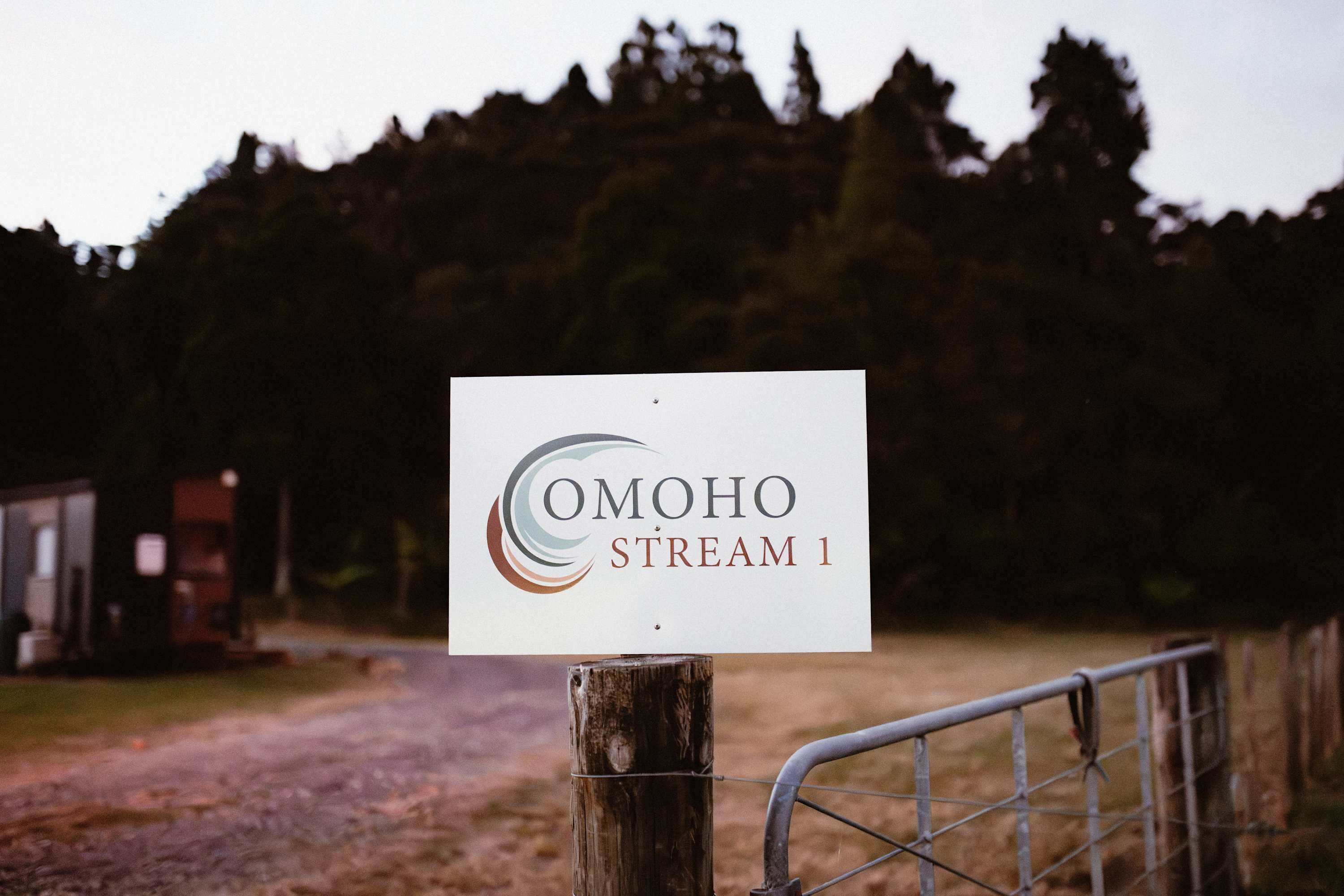 Un cartel con el texto 'OMOHO STREAM 1'.