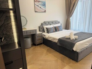 객실 내 금고, 책상, 노트북 작업 공간, 암막 커튼