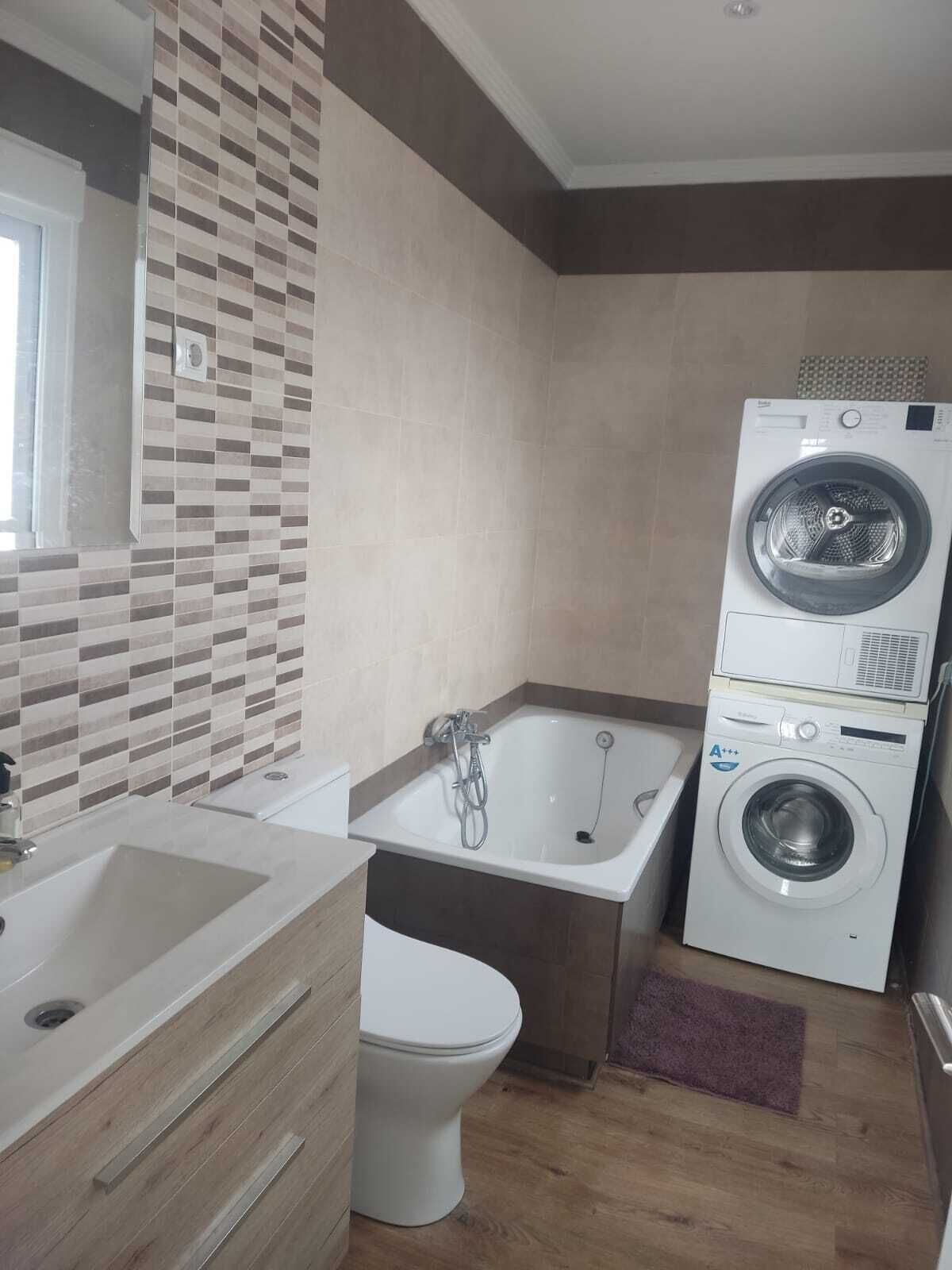 Douche, sèche-cheveux, bidet, serviettes fournies