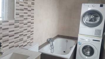 Douche, sĂšche-cheveux, bidet, serviettes fournies