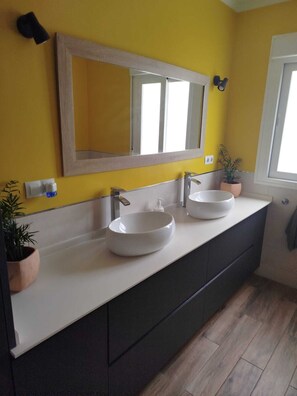 Shower, hair dryer, bidet, towels