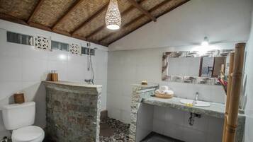 Superior Double Room, Balcony, Garden View | Bathroom