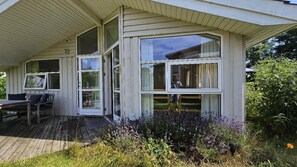 Outdoor dining - Bright and cozy summer house with spa and sauna (Græsted)