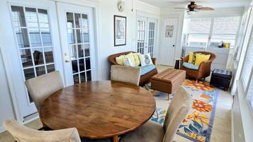 Maison Signature, 3 chambres, patio, vue sur la baie | Repas dans la chambre