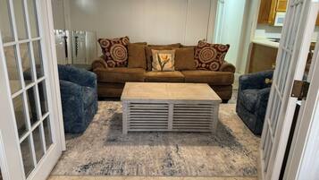 Signature House, 3 Bedrooms, Patio, Bay View | Living room | 45-inch Smart TV with digital channels