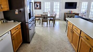 Signature House, 3 Bedrooms, Patio, Bay View | Private kitchen | Fridge, microwave, oven, stovetop