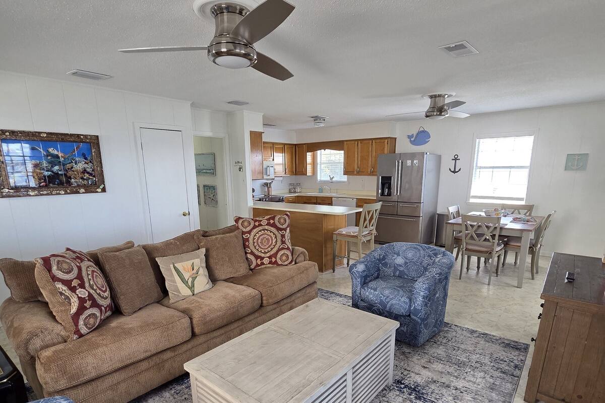 Maison Signature, 3 chambres, patio, vue sur la baie | Salle de séjour | Téléviseur connecté de 45 po avec télévision numérique