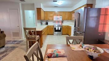 Signature House, 3 Bedrooms, Patio, Bay View | Private kitchen