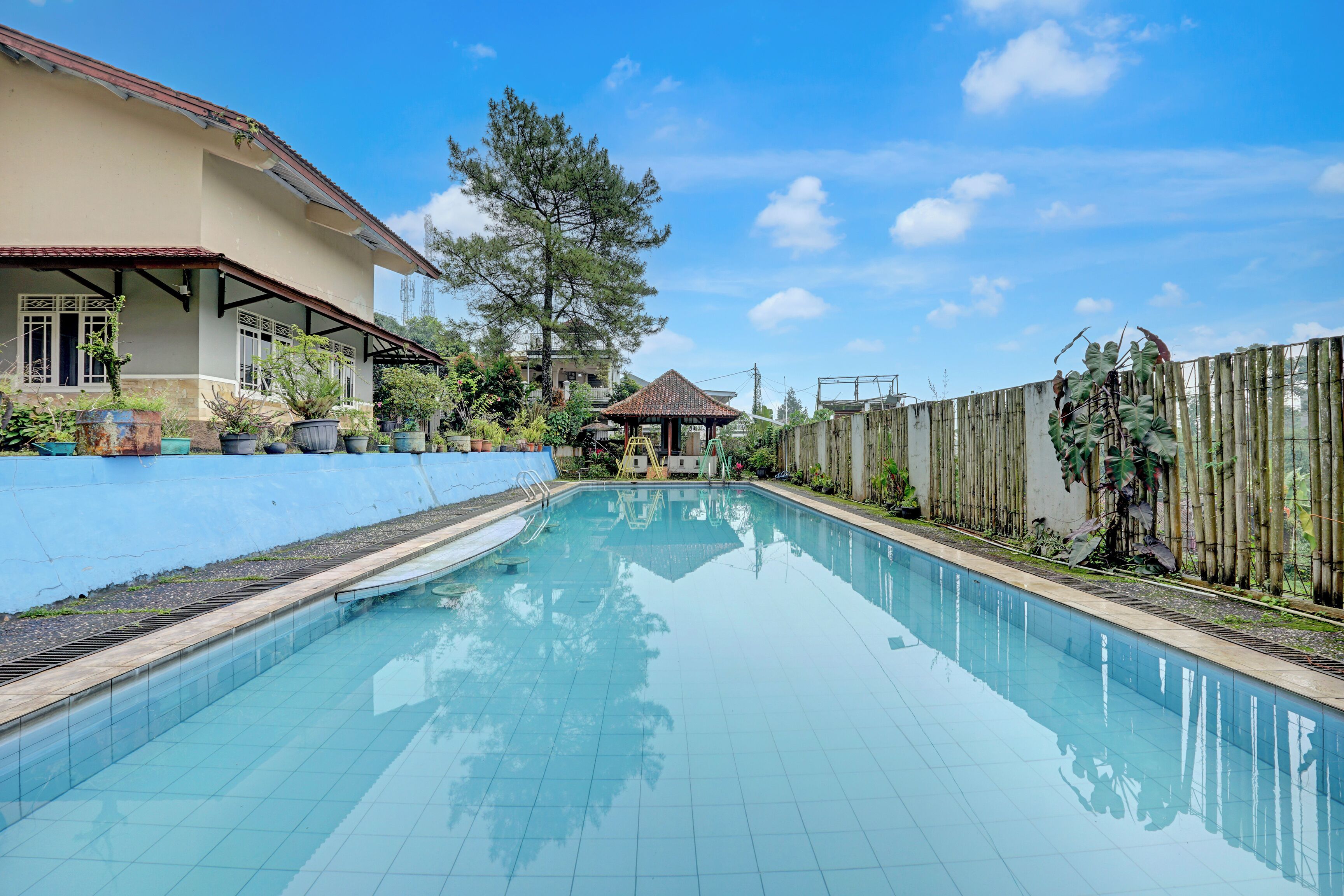 من حمّامات السباحة المغطاة