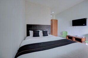 Standard Double Room | Free WiFi, bed sheets - OYO 95119 Syariah Sm (Megamendung)